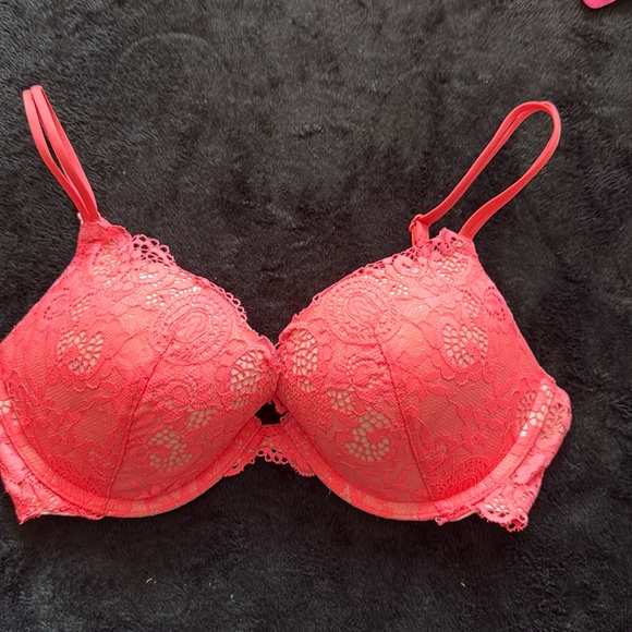 Victoria’s Secret Push-Up Bra  34C - Picture 1 of 7